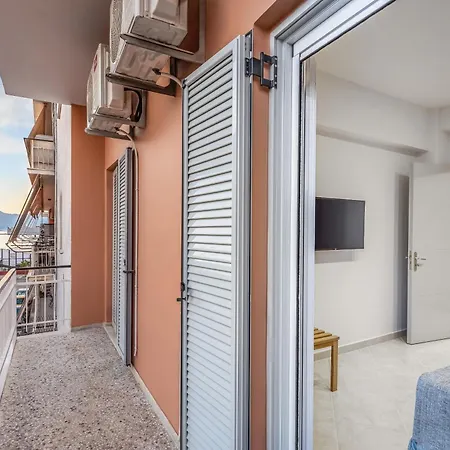 Port View Modern Apartment, Corfu Town *