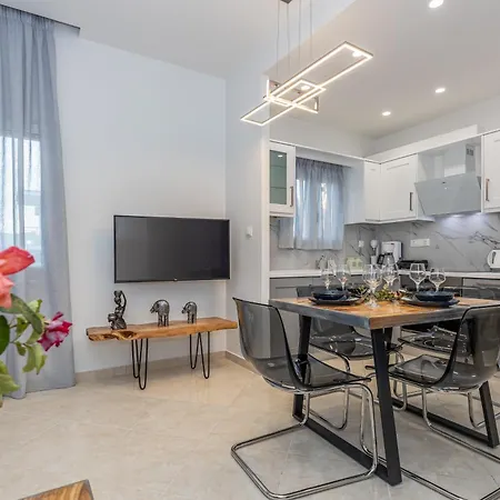 Port View Modern Apartment, Corfu Town *