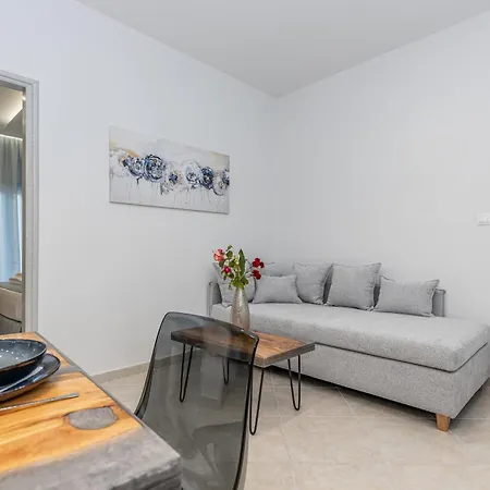 Port View Modern Apartment, Corfu Town *