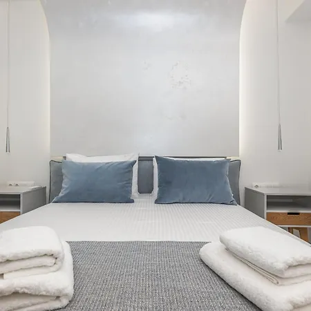 Port View Modern Apartment, Corfu Town *