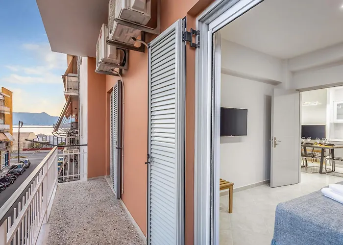 Port View Modern Apartment, Corfu Town *