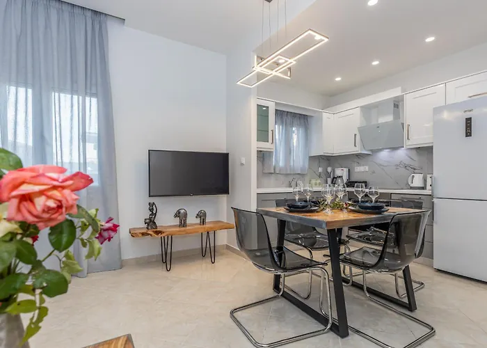 Port View Modern Apartment, Corfu Town *
