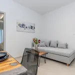Port View Modern Apartment, Corfu Town *